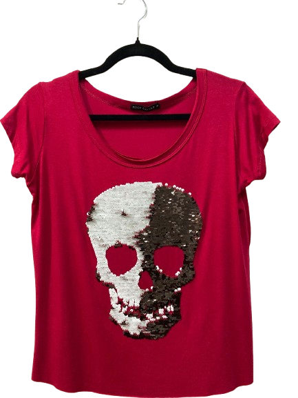 Camiseta Feminina Vermelha com Caveira de Lantejoulas.