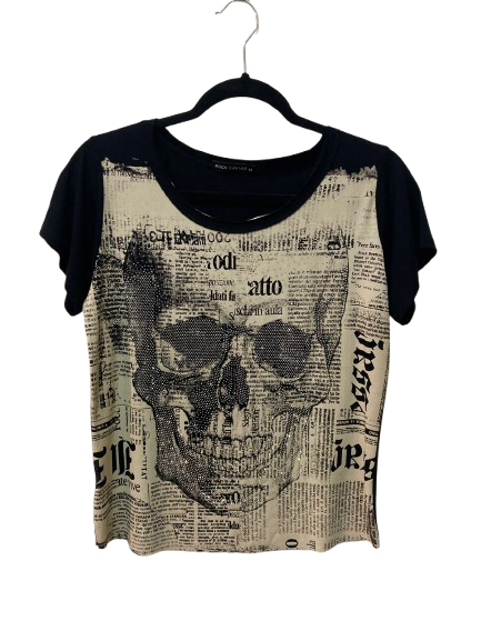 Blusa Feminina Caveira Jornal em pedraria.