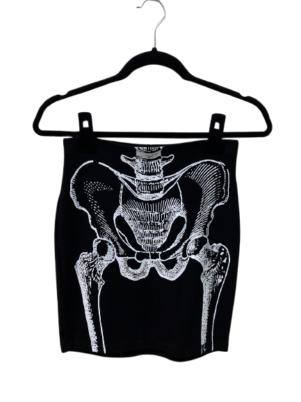 Saia Curta Justa Preta com Estampa de Esqueleto.