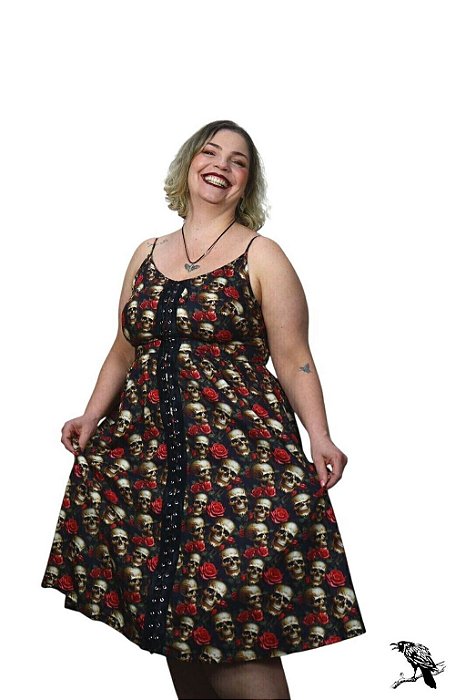 Eterna Rebelde - Vestido Pin UP estampa caveiras e rosas - Plus Size