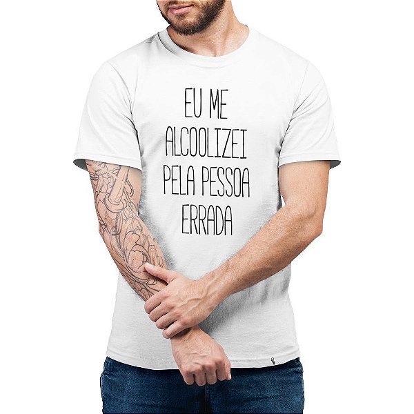 Me Alcoolizei Pela Pessoa Errada - Camiseta Basicona Unissex