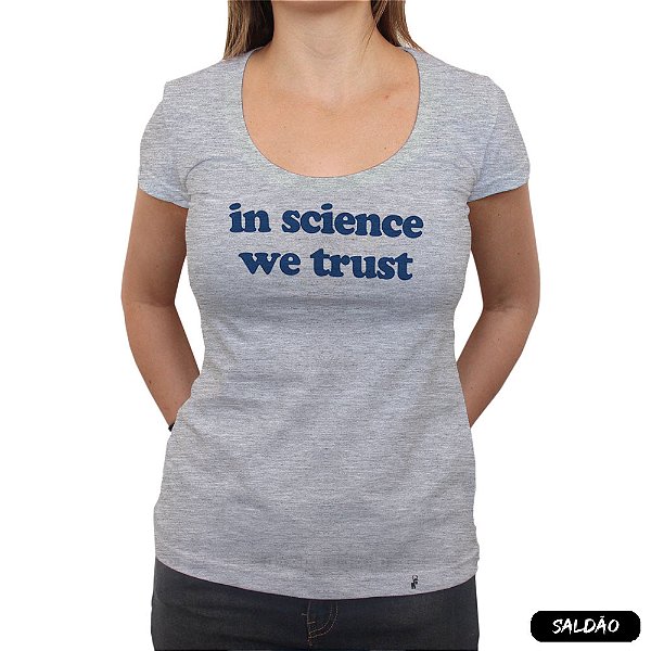 In Science We Trust - Camiseta Clássica Feminina-Saldão