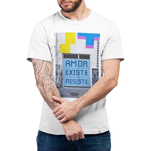 Amor, Existe, Resiste - Camiseta Basicona Unissex