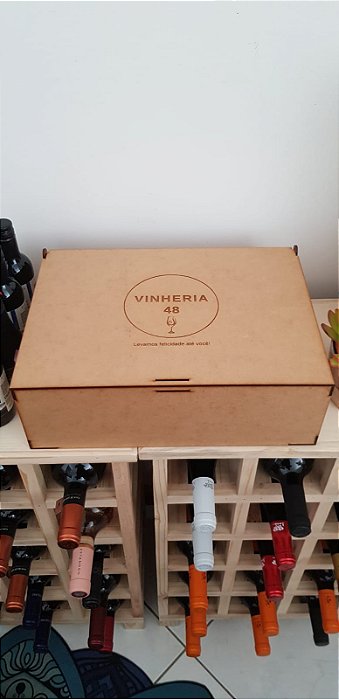 Caixa retangular, tipo baú, em madeira  para 1 ou 2 vinhos/espumantes
