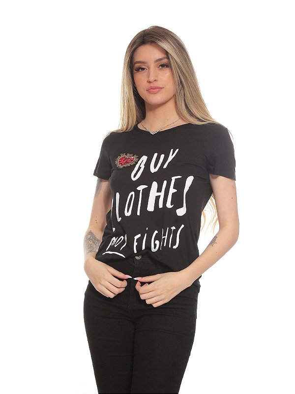 T-Shirt Buy Clothes Not Fight com Aplicação
