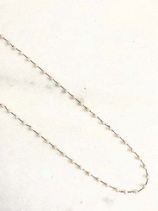 Colar 1v. de corr. fininha niquel com minicristais rosa nude