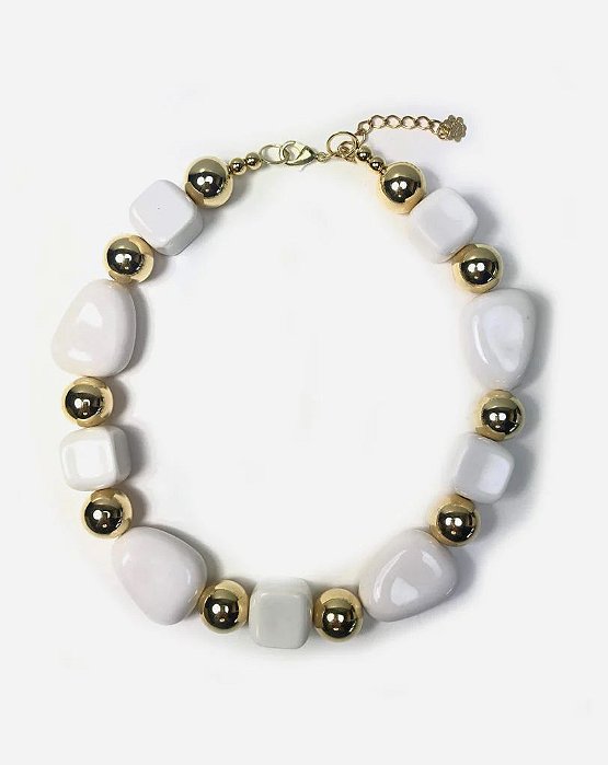 COLAR 1V. CURTO DE BOLAS ABS DOURADAS E RESINAS OFF WHITE