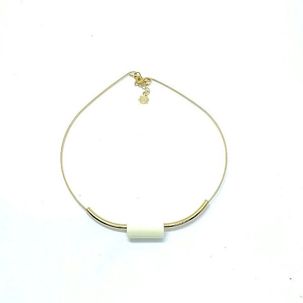 Colar aro dourado com resina off white