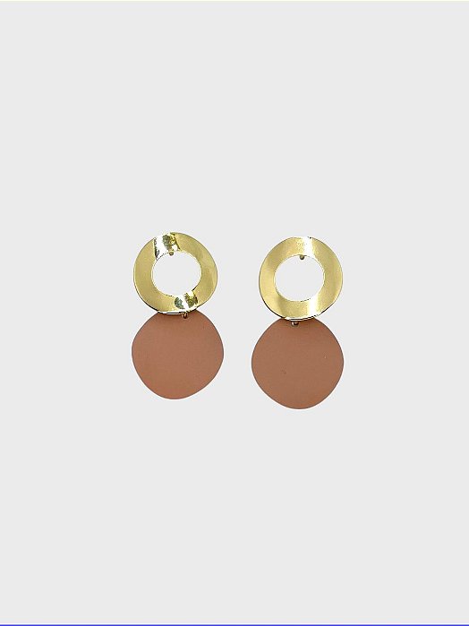 BRINCO DOURADO COM MOEDA LEVE ESMALTADA NUDE