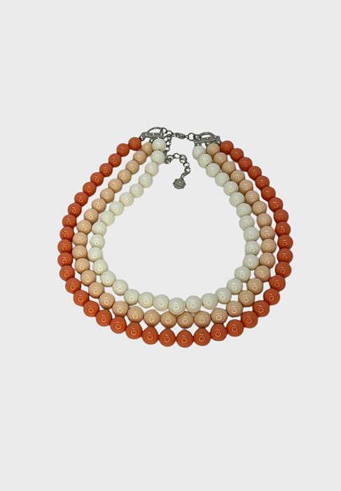 COLAR CURTO 3V. DE RESINAS OFF WHITE, PÊSESGO E LARANJA