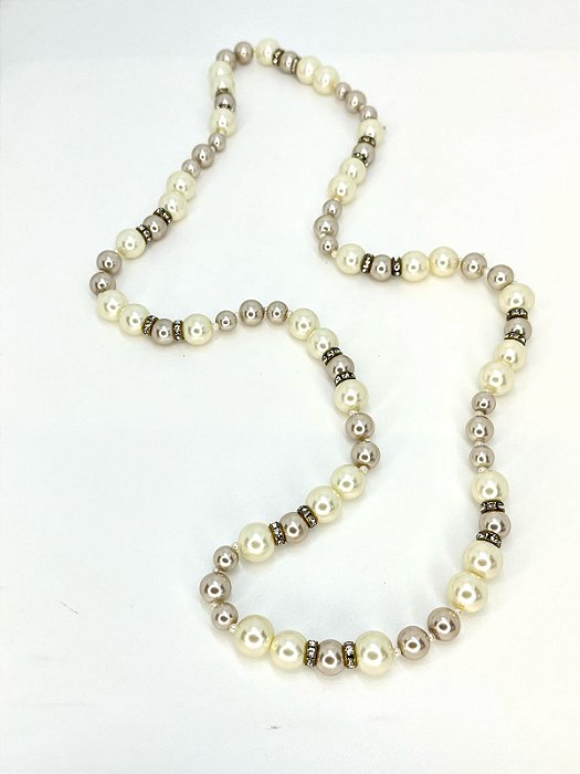 Colar 1v. de pérolas de vidro creme e entremeios de strass