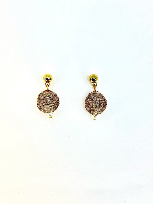 Brinco dourado com bola de lurex nude e pérola