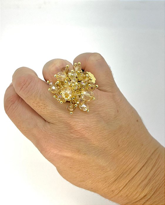 Anel dourado com cristais bege transparentes