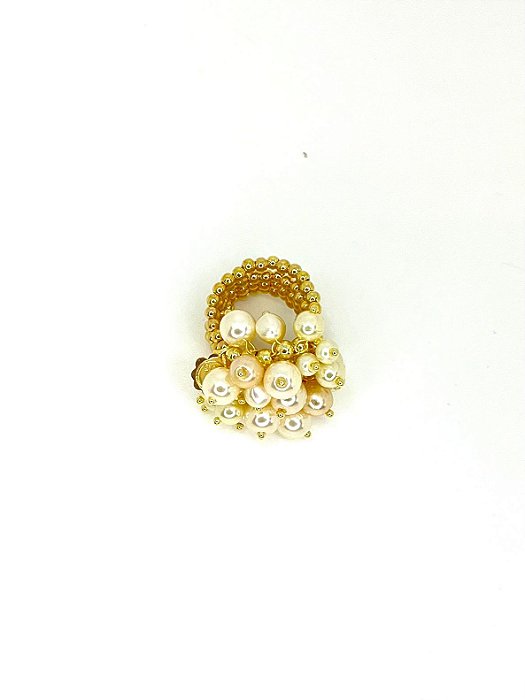 Anel dourado com pérolas