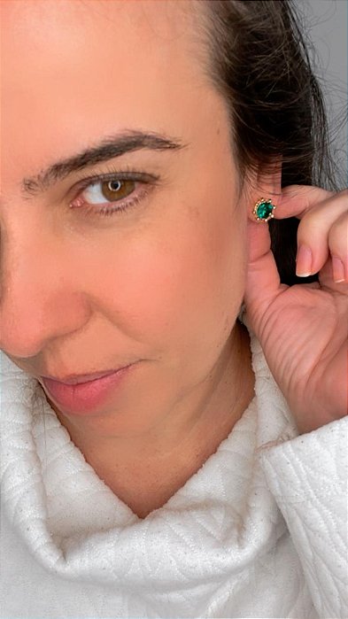 Ponto de luz dourado com bolinhas em volta do strass emerald