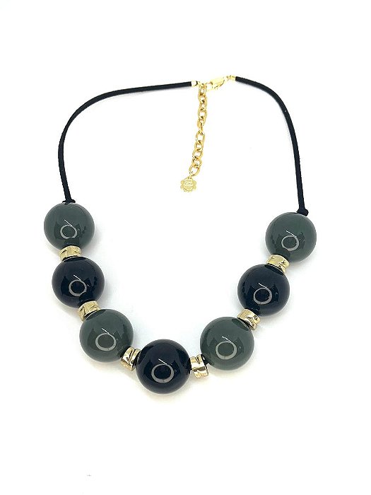 Colar 1v. camurça com bolas de resina verde militar e preto