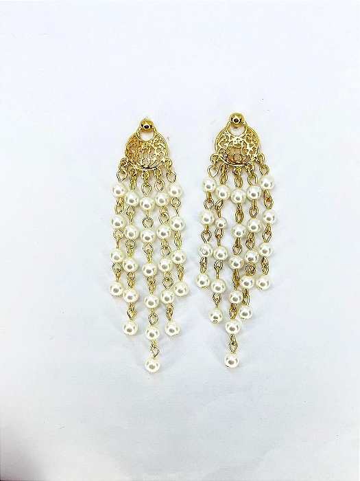 Brinco dourado arabesco com pérolas penduradas