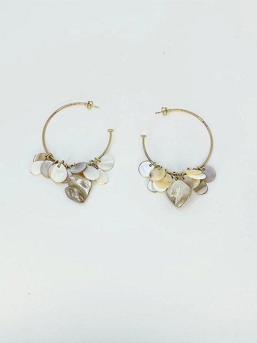 Argola dourada com madreperolas diversas