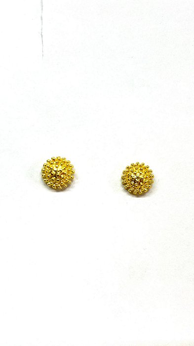 Brinco redondo dourado de bolinhas