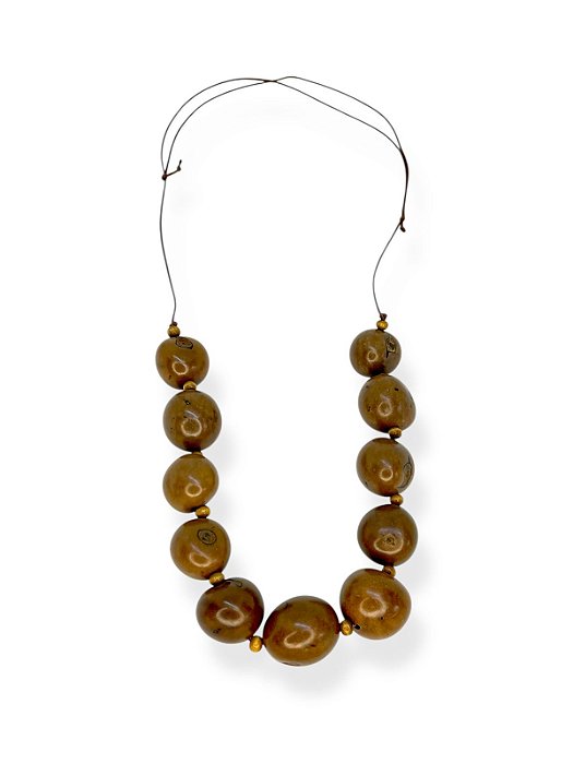 Colar 1v. de cordão fino marrom com sementes de baru