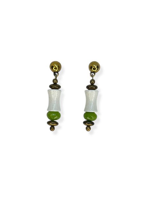 Brinco o. velho com pedras naturais branca e verde