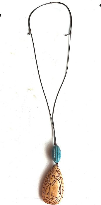 Colar 1v. de cordão marrom com resina turquesa e gota bege