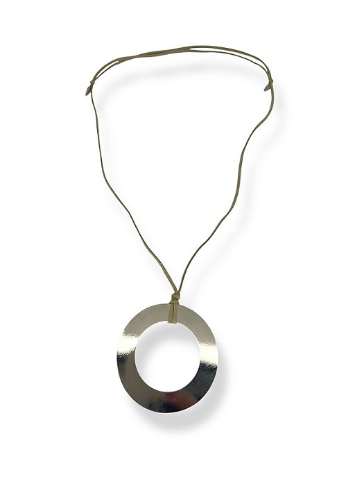 Colar 1v. de cordão camurça bege com pingente redondo níquel