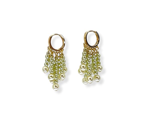 Argola dourada com franja de pérolas