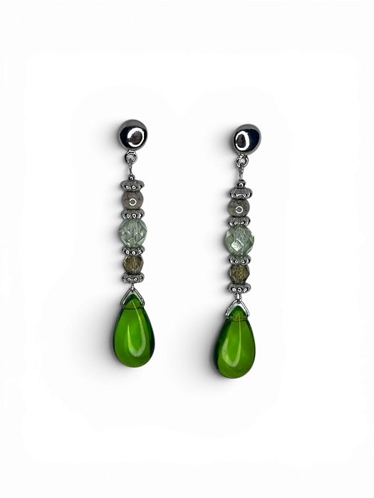 Brinco níquel com cristais e gota verde