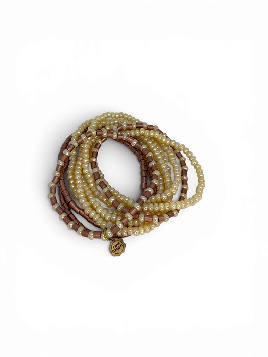Pulseira 9v. de missangas bege e canutilhos bronze
