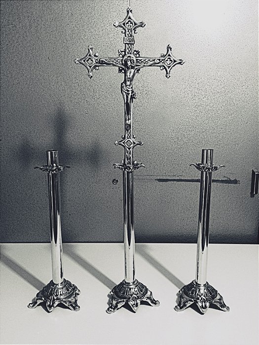Jogo de Castiçais com Crucifixo em Alumínio