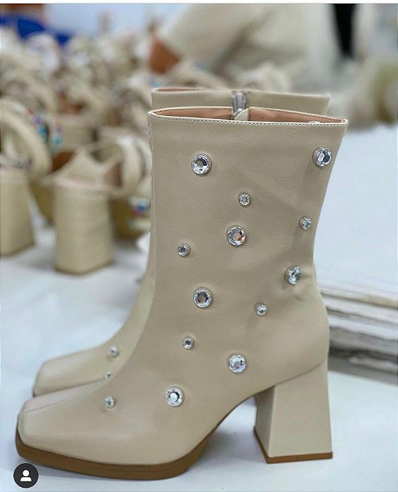 Bota Off White  c/ Detalhes em Strass Suzani Bissoli