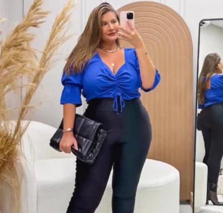 Bellah Curves - Blusa C/ Detalhes Plus Size