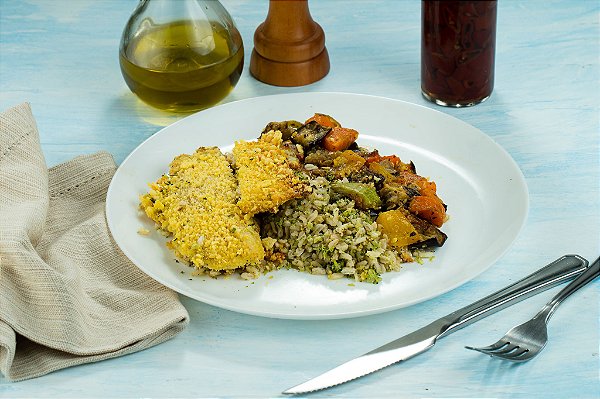 Peixe Crocante, Arroz Integral com Brócolis e Legumes Assados