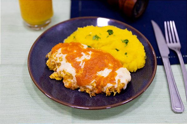 Frango à Parmegiana com Purê de Baroa