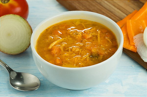 Sopa de Legumes em pedaços com Frango Desfiado