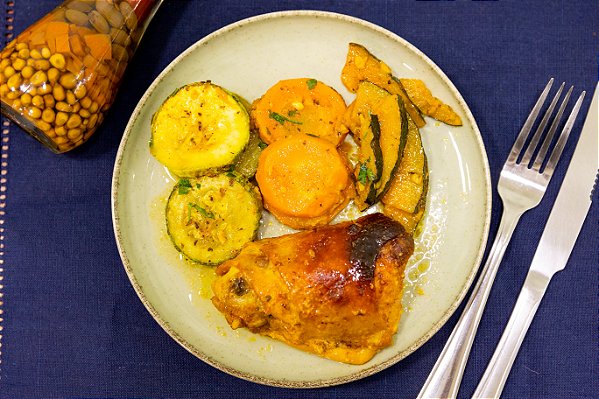 Sobrecoxa na Laranja com Legumes Primavera