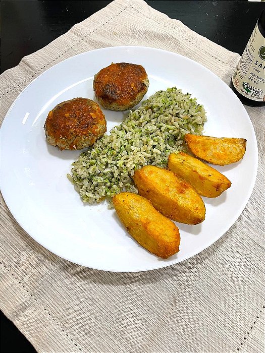Hambúrguer de Frango, Risoto de Brócolis e Batata Rústica