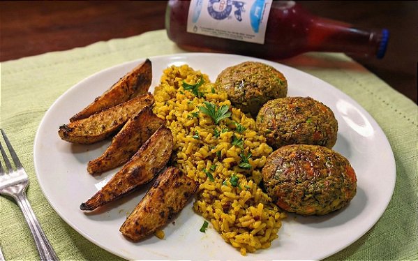 Bolinho de Quinoa com Legumes, Arroz com Açafrão e Batata Doce Rústica