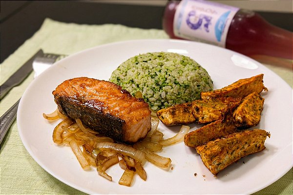 Salmão Grelhado Acebolado com Arroz Integral com Brócolis e Batata Doce Rústica