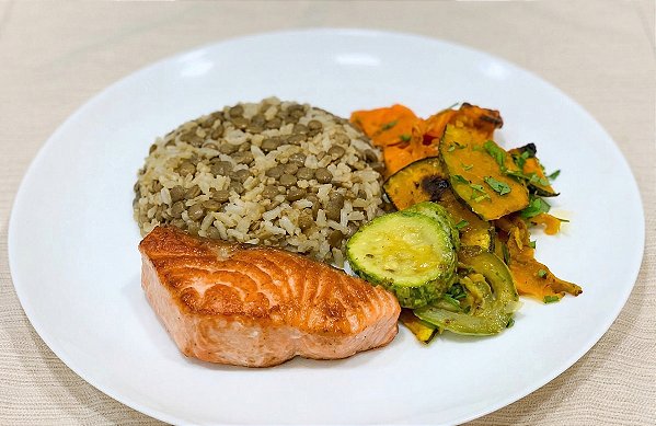 Salmão grelhado, Arroz com Lentilha e Legumes Primavera