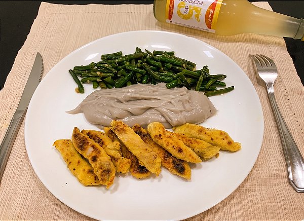 Iscas Peixe Empanado, Purê Inhame e Vagem