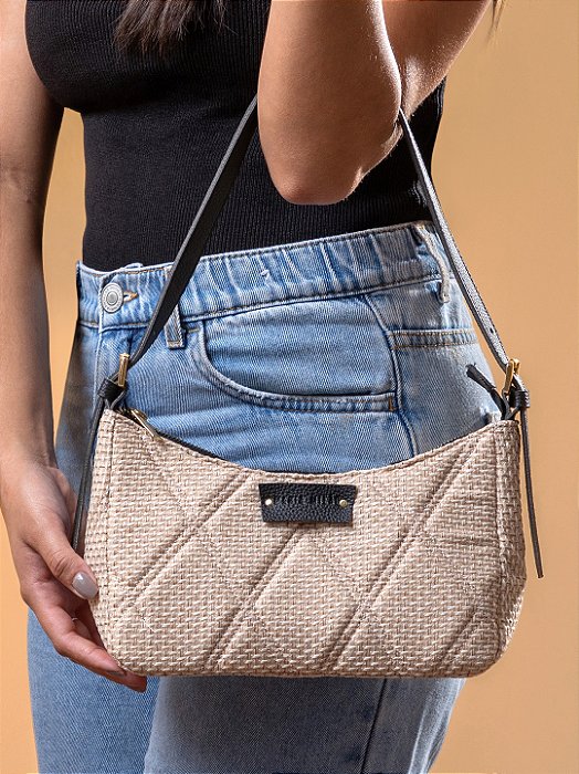 Bolsa Maria Milão Meia Lua Matelassê Palha e Preta