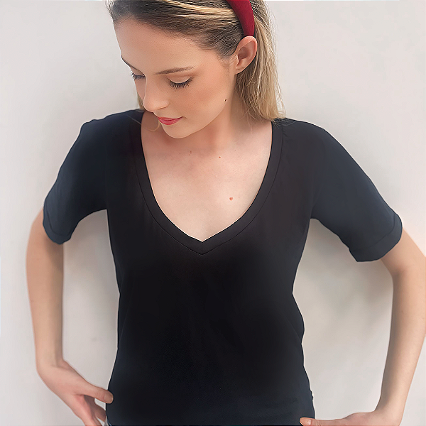 Camiseta Gola V Despojada de Algodão Egípcio Cor Preta Merci