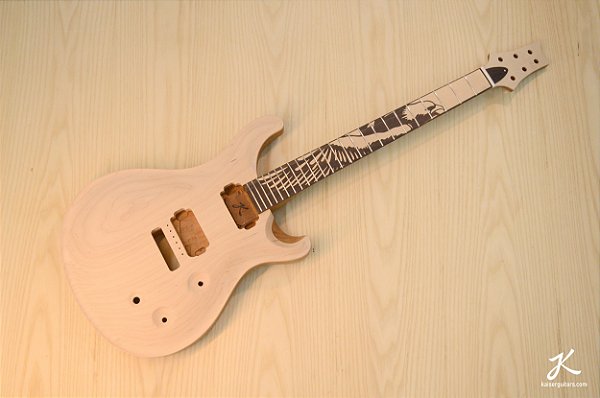 Guitarra Custom 24 em Mogno Maple e Jacaranda