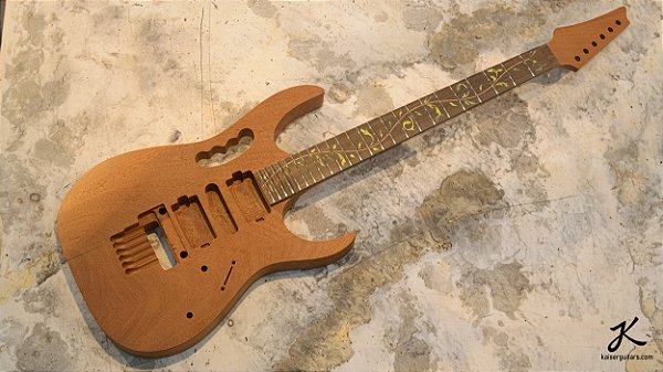 Guitarra JEM em Mogno