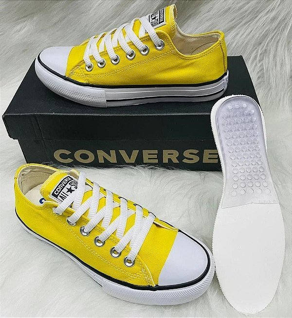Tênis All Star na cor amarelo