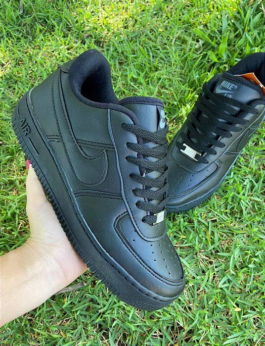 Nike preto masculino.