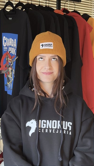 Gorro em lã mostarda modelo pirata