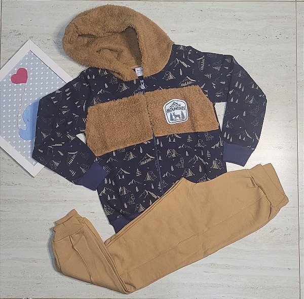 Conjunto masculino em moletom com detalhes e capuz em pelos